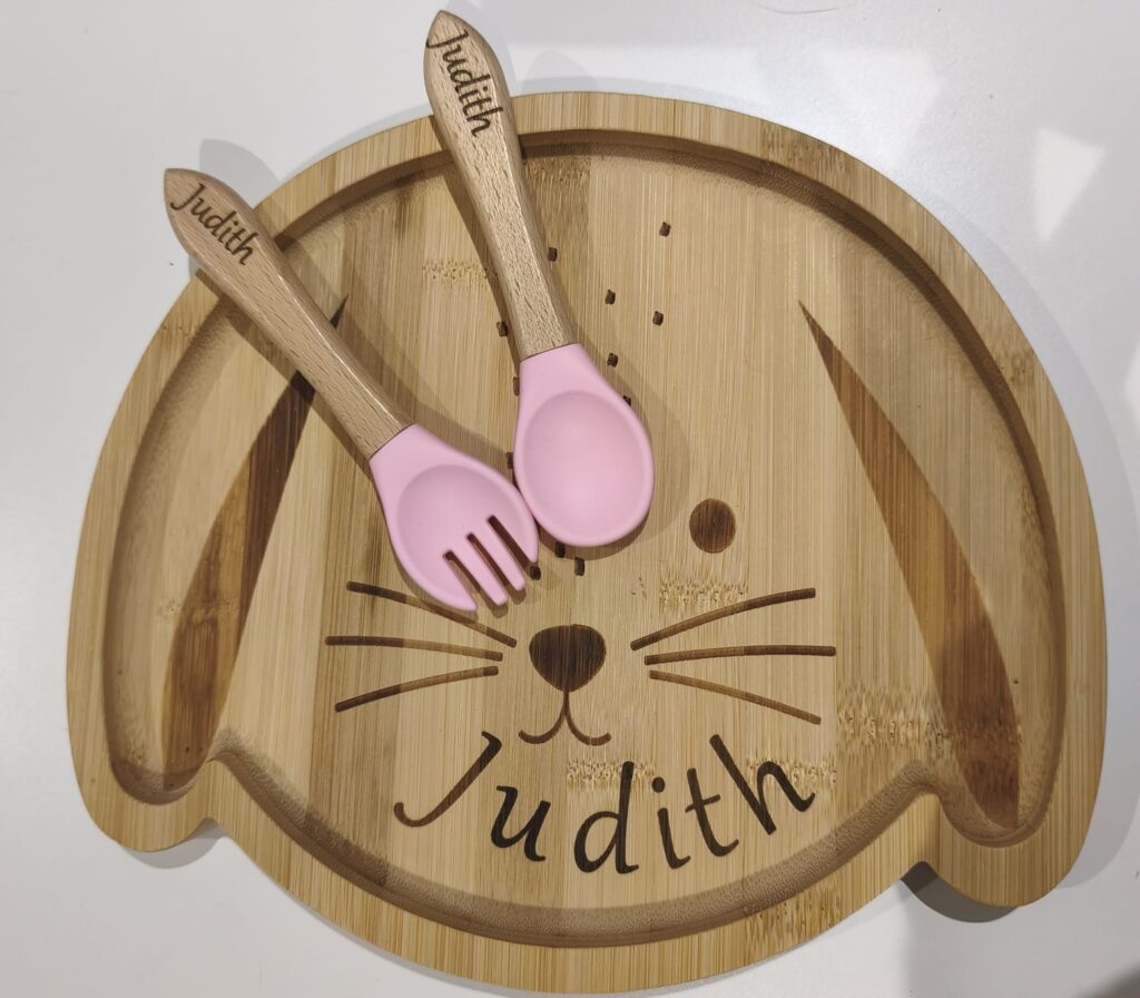 assiette et couverts en bois personnalisés enfant prénom